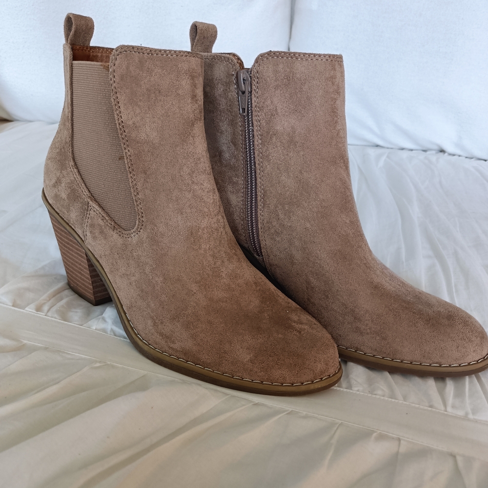 SOFFT SUEDE TAN ANKLE BOOTS SZ 9 with Elastic Panels and Block Heel - GORGEOUS